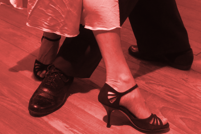 typisch für Tango: Füße, die sich zärtlich berühren